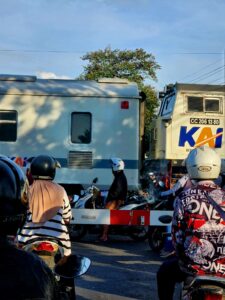 Di depan palang pintu kereta api